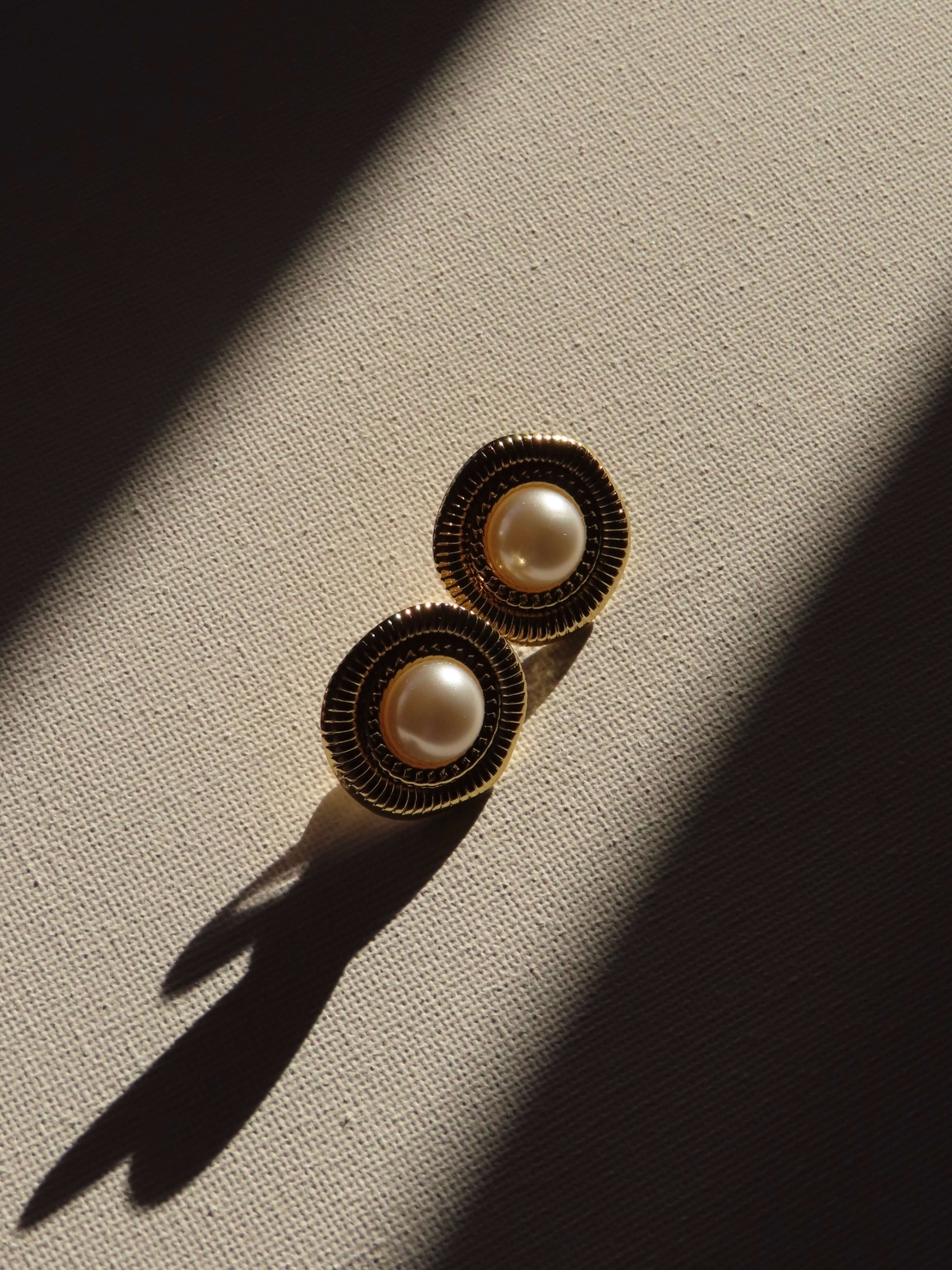 SAMANTHA EARRINGS IN PEARL WHITE