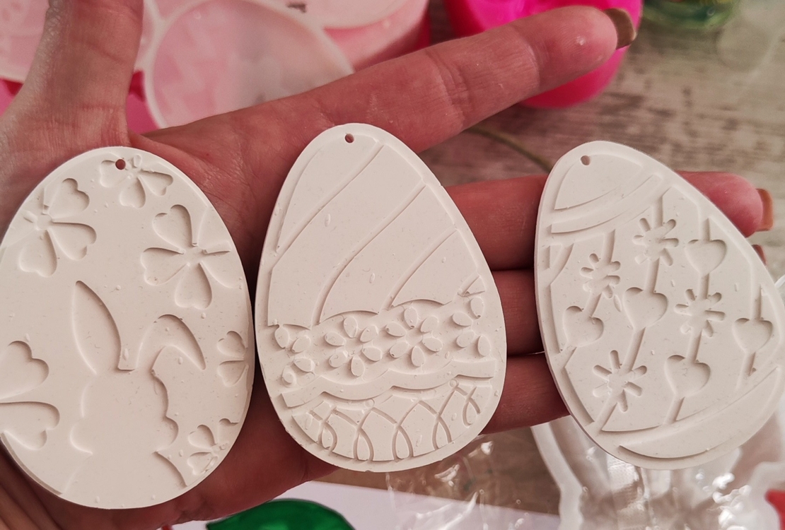 ВЕЛИКДЕНСКО ЯЙЦЕ  СЪС ШНУРЧЕ ЗА ЗАКАЧАНЕ - 1 бр. бяла фигурка