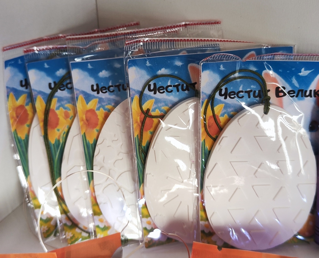 ВЕЛИКДЕНСКО ЯЙЦЕ  СЪС ШНУРЧЕ ЗА ЗАКАЧАНЕ - 1 бр. бяла фигурка