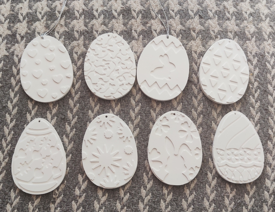 ВЕЛИКДЕНСКО ЯЙЦЕ  СЪС ШНУРЧЕ ЗА ЗАКАЧАНЕ - 1 бр. бяла фигурка