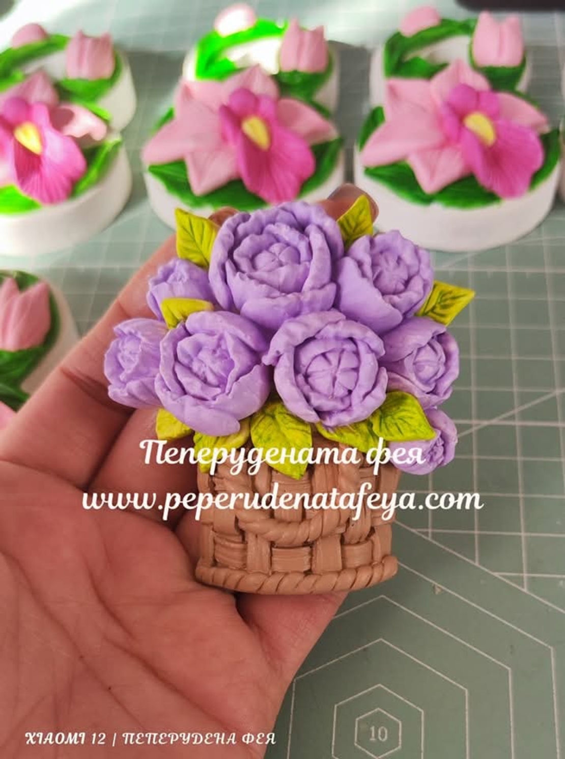 Керамична  КОШНИЧКА С ЦВЕТЯ  с  магнит