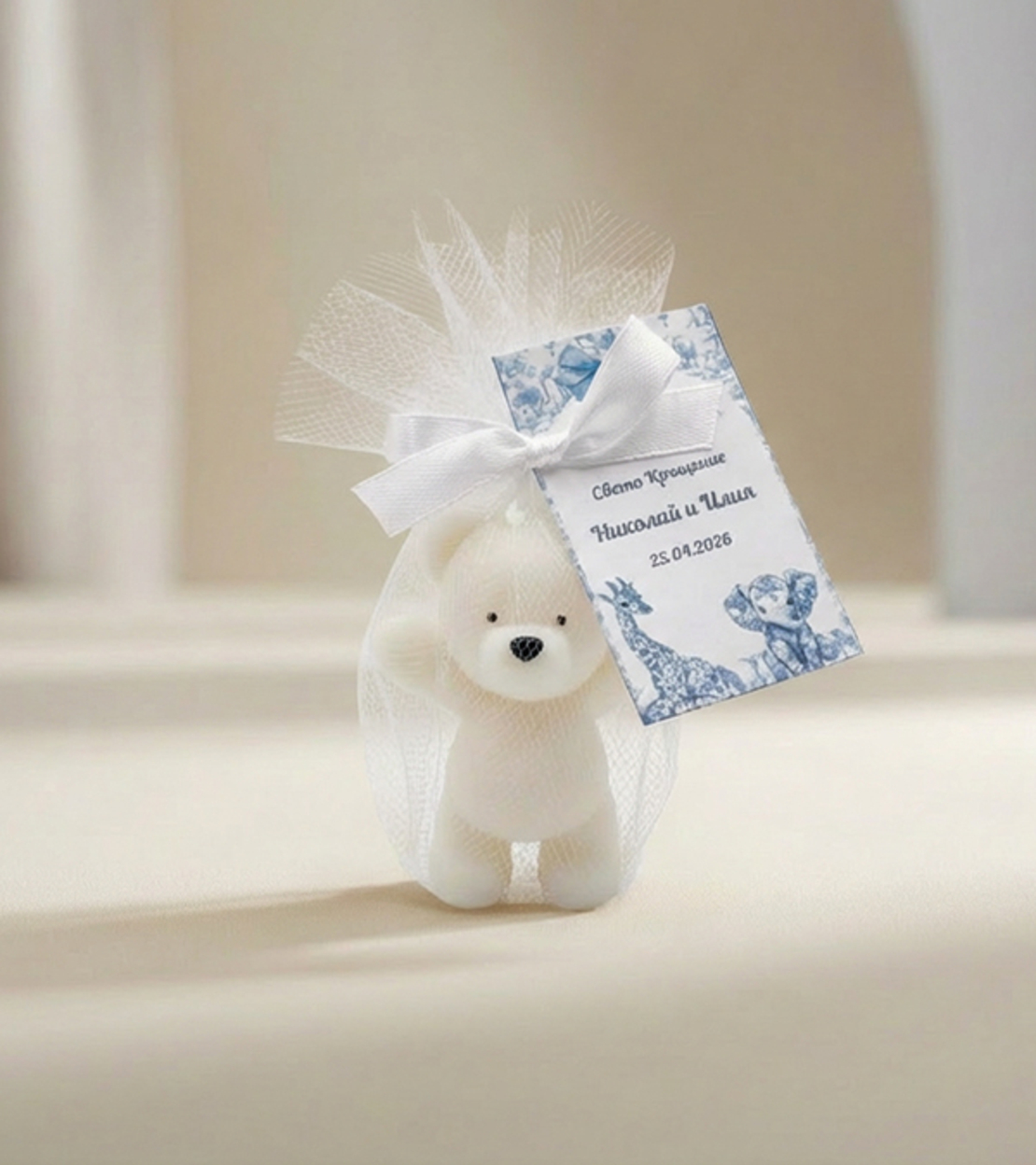 Меченце с вдигнати ръчички