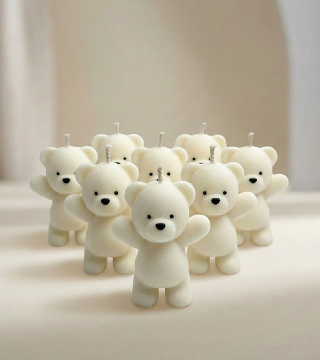 Меченце с вдигнати ръчички