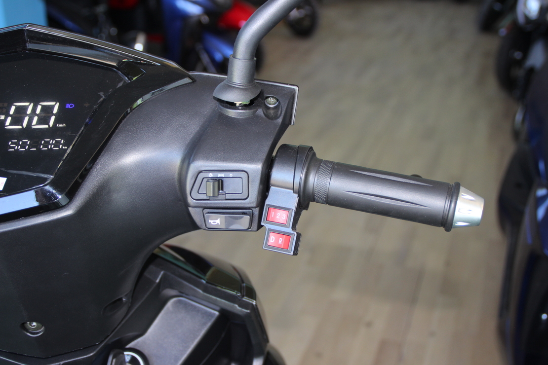 ЕЛЕКТРИЧЕСКА ТРИКОЛКА-СКУТЕР MAX SPORT 1500W BLACK