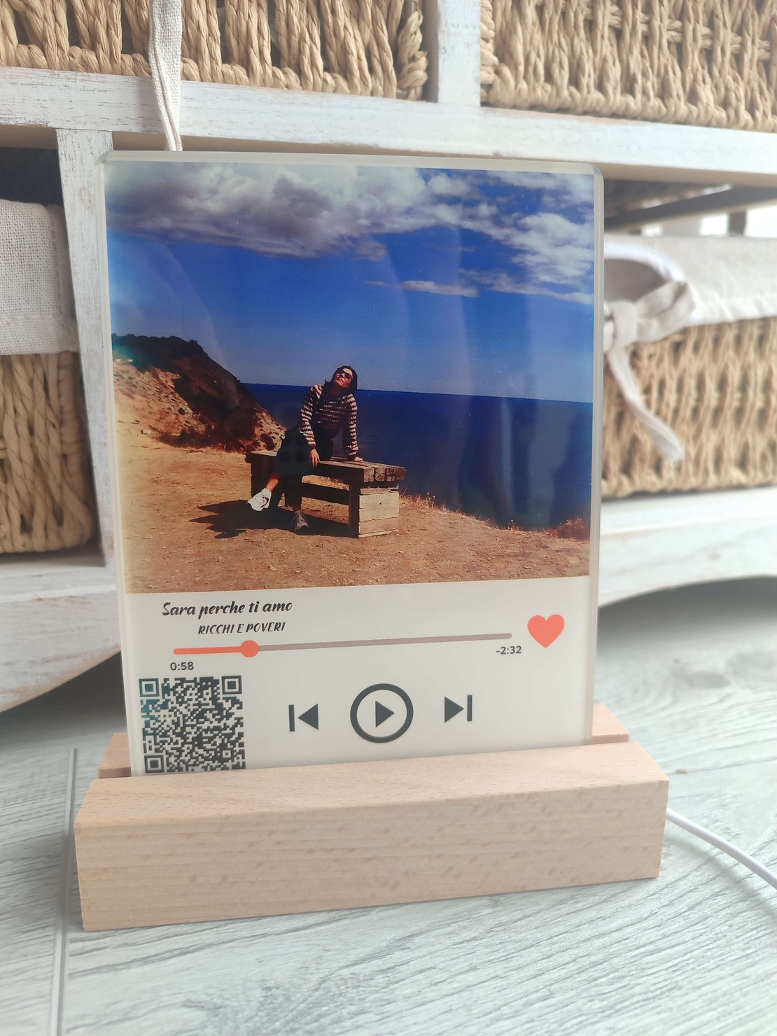 АКРИЛНА  РАМКА СЪС СВЕТЕЩА ПОСТАВКА.