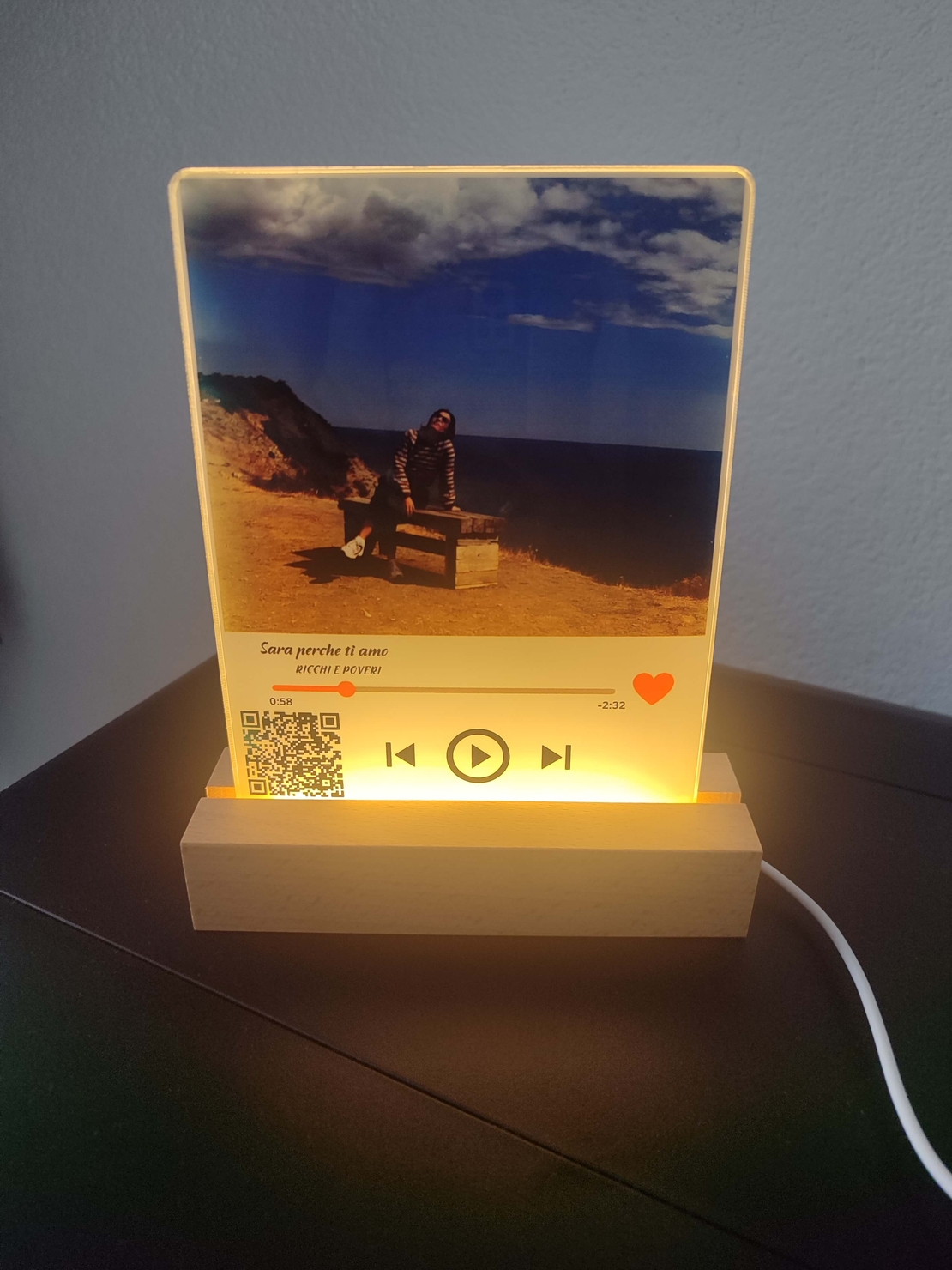 АКРИЛНА  РАМКА СЪС СВЕТЕЩА ПОСТАВКА.