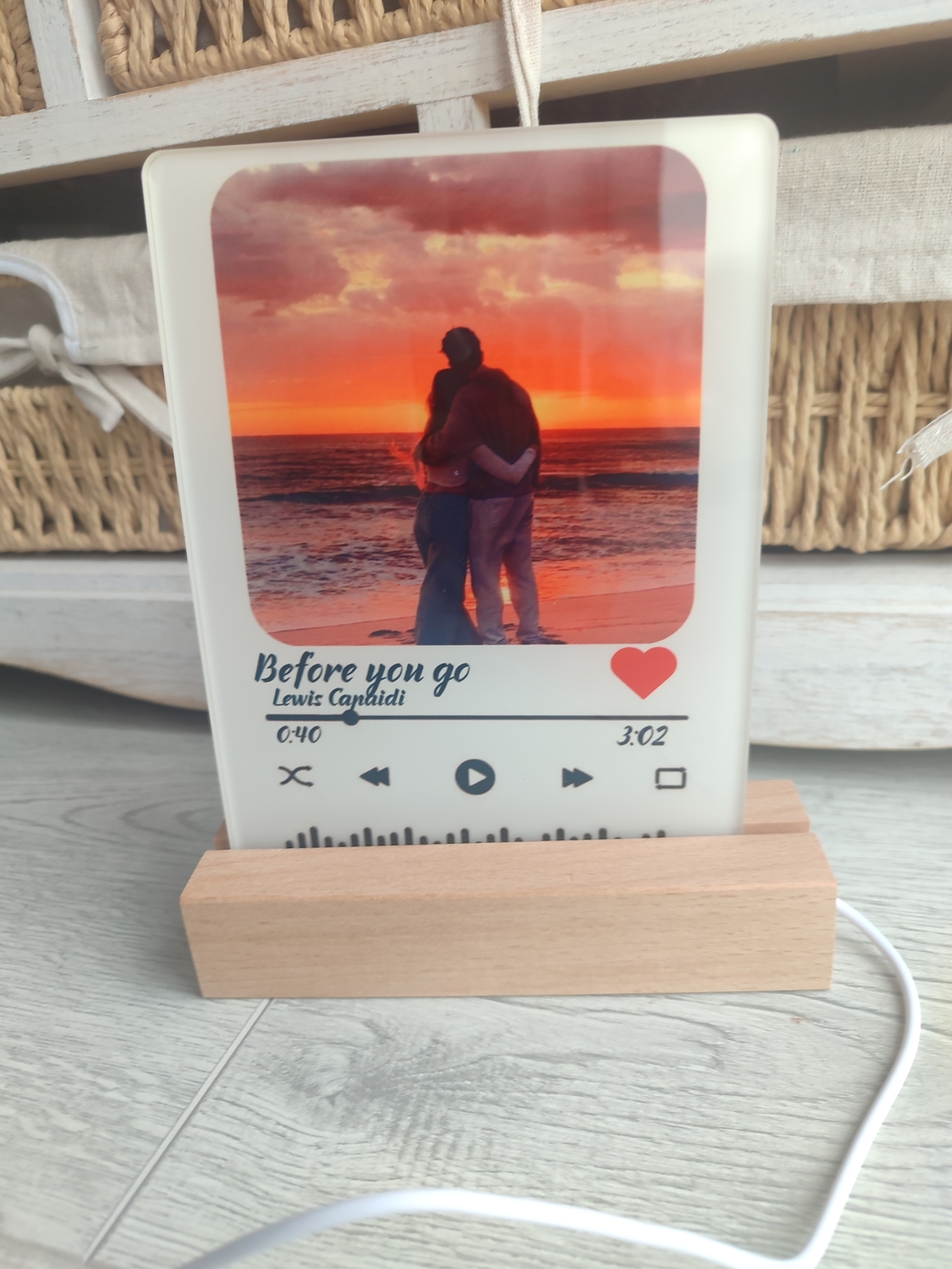 АКРИЛНА  РАМКА СЪС СВЕТЕЩА ПОСТАВКА.