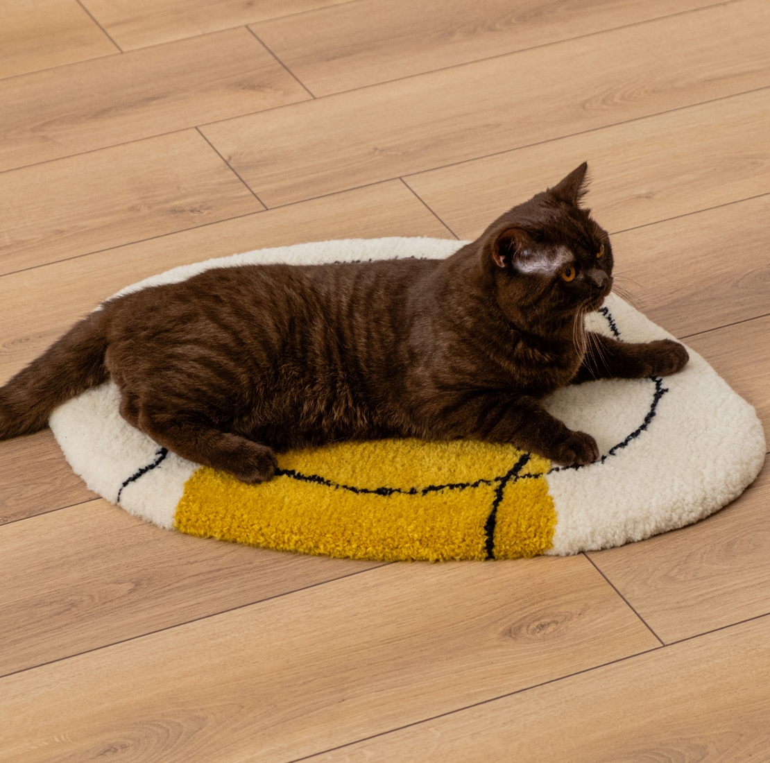 Ръчно изработено килимче за котки MODERN CAT-OCHRE от новозеландска вълна