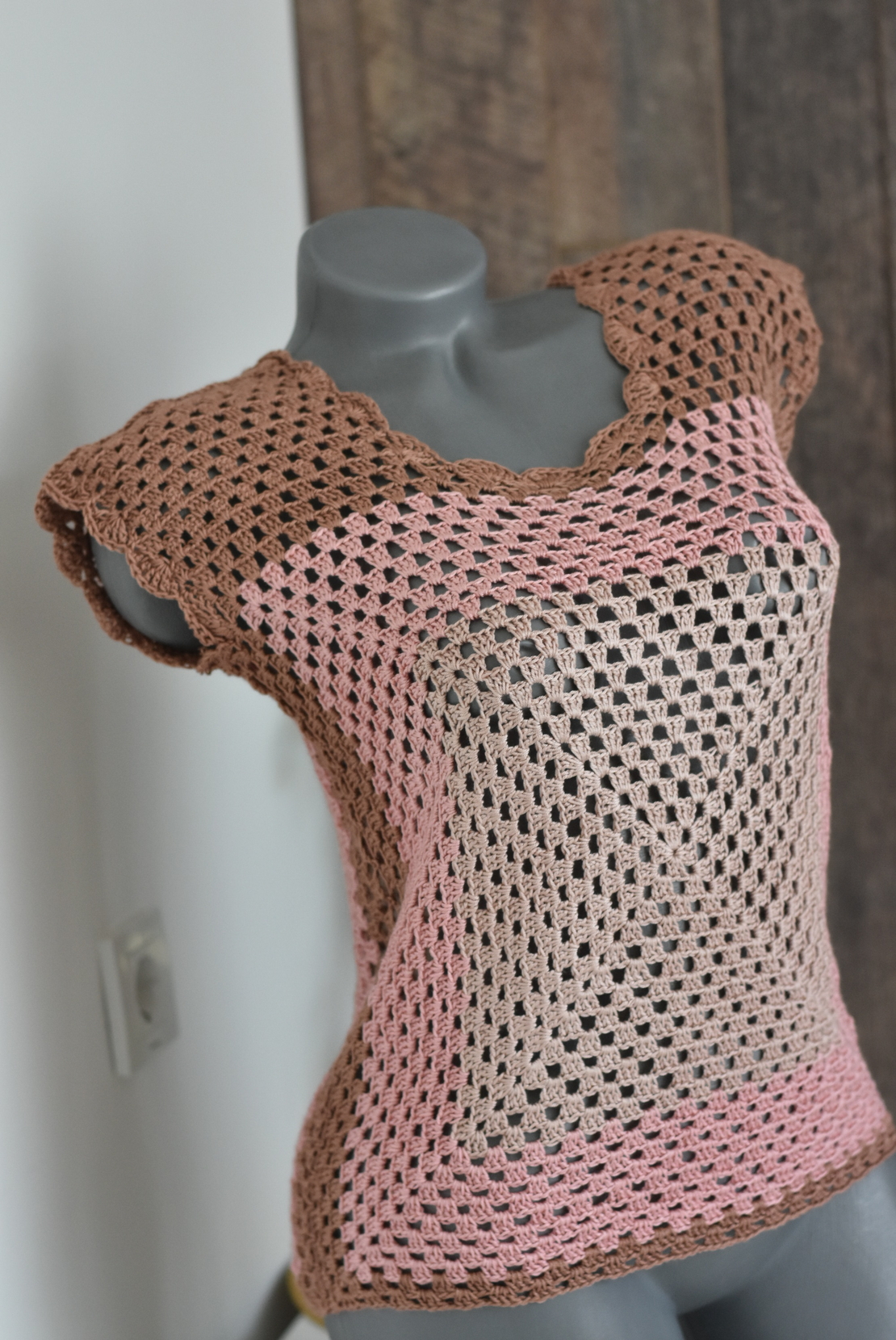 Hand-knitted openwork blouse with floral motifs - Boho Chic Elegance