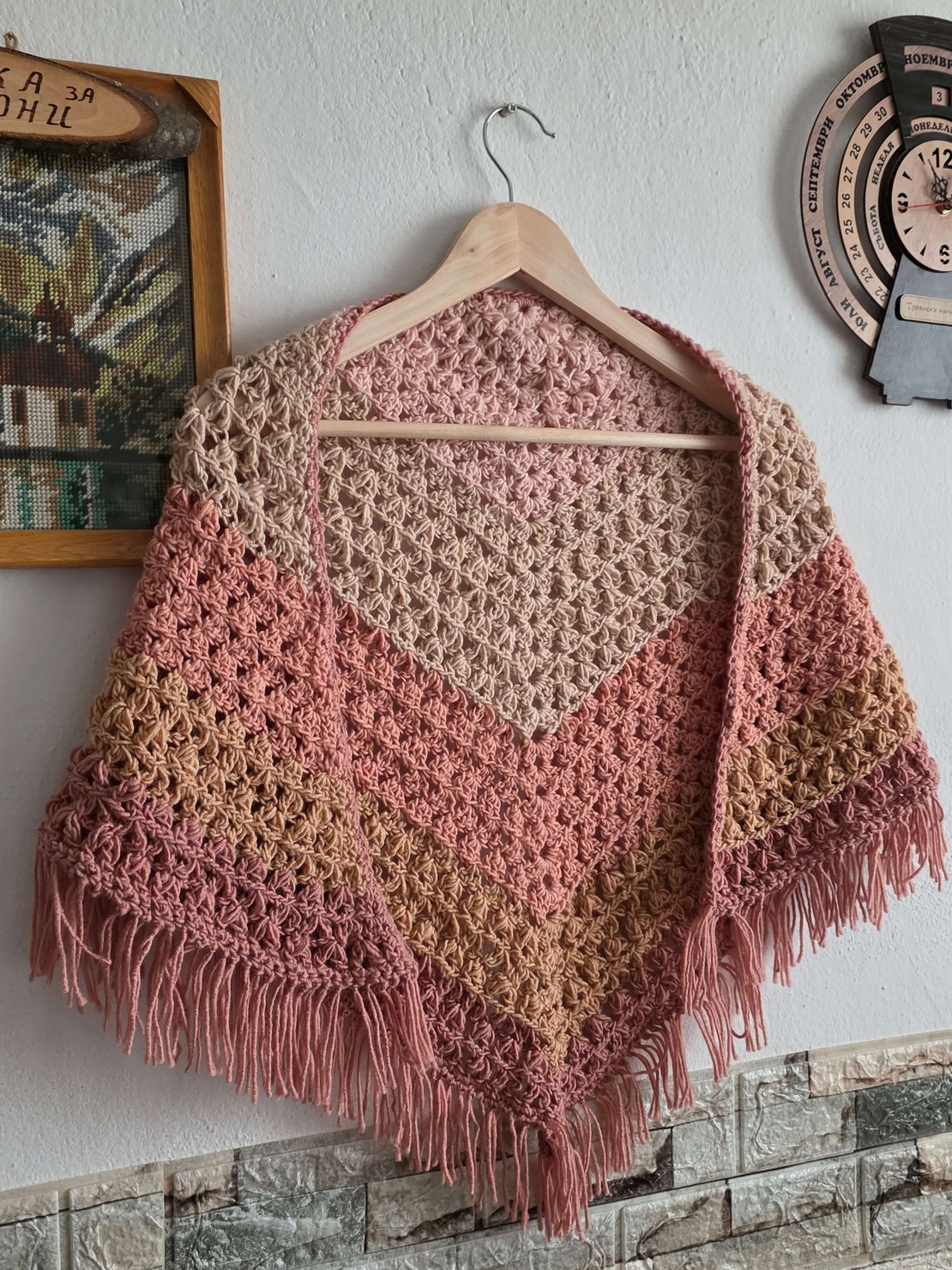 Ръчно Плетен Триъгълен Шал/Наметало с Ресни-Модел