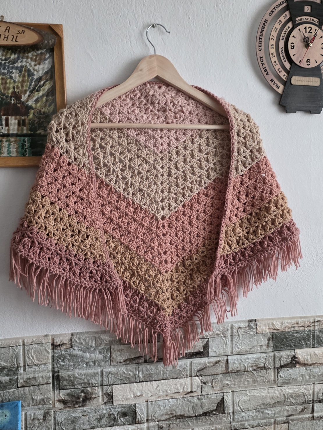 Ръчно Плетен Триъгълен Шал/Наметало с Ресни-Модел