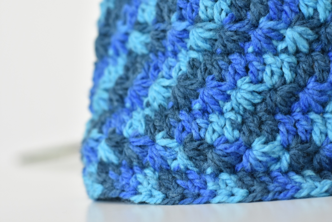 Ръчно изплетена шапка, носеща цвят и настроение „Звезда“