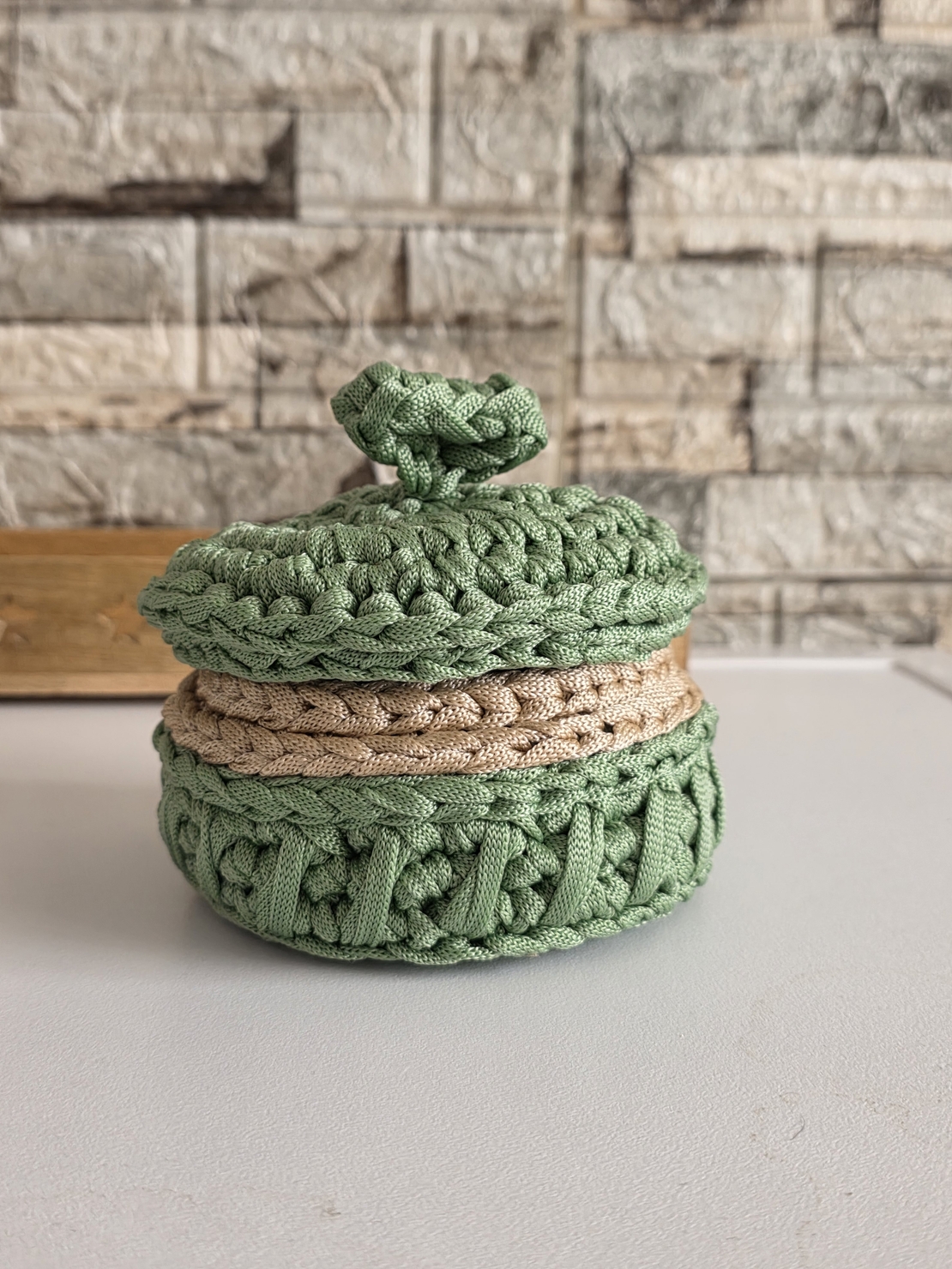 Елегантна Плетена Кутия с Капак-Организация с Душа и Стил!