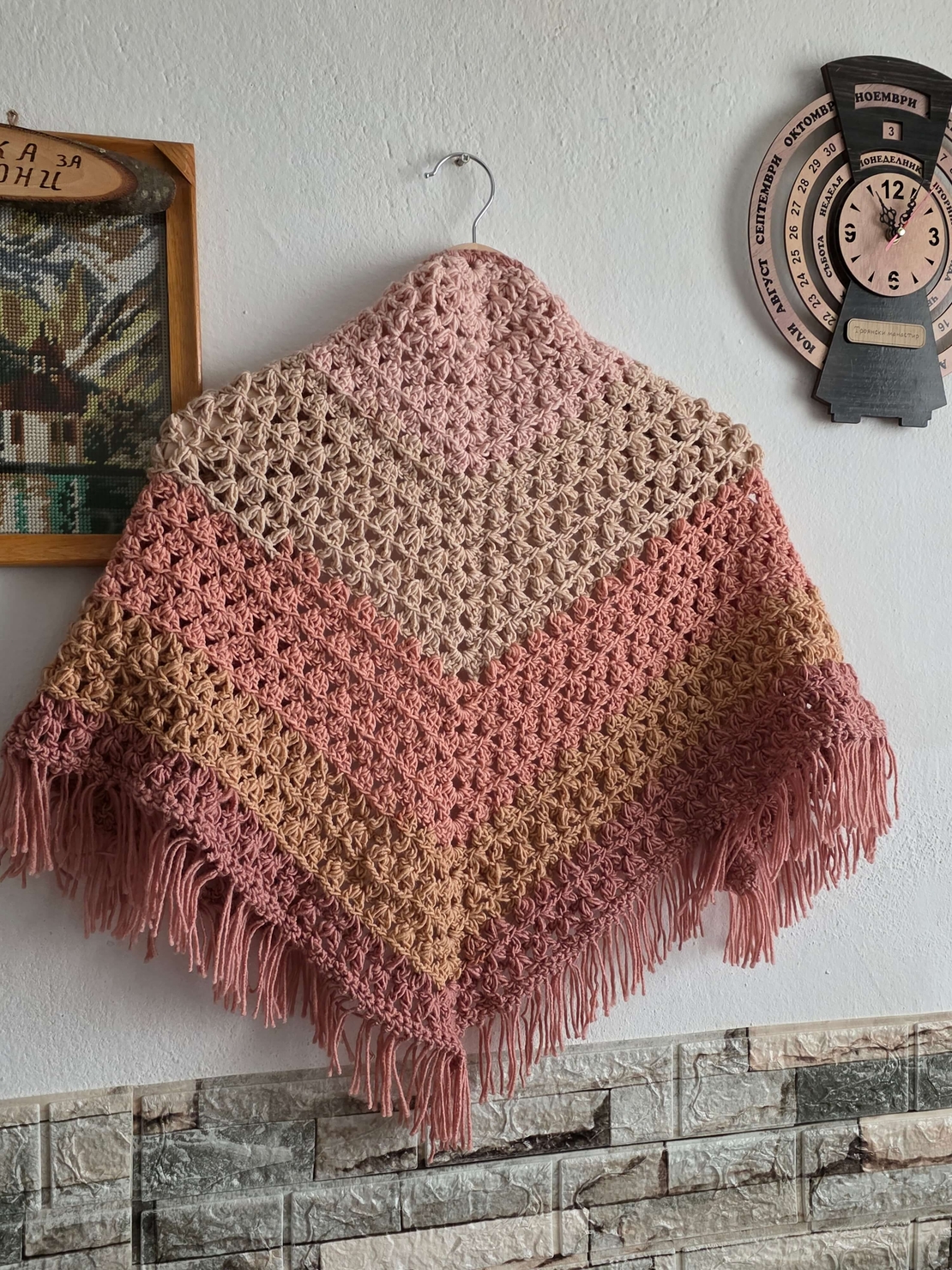 Ръчно Плетен Триъгълен Шал/Наметало с Ресни-Модел