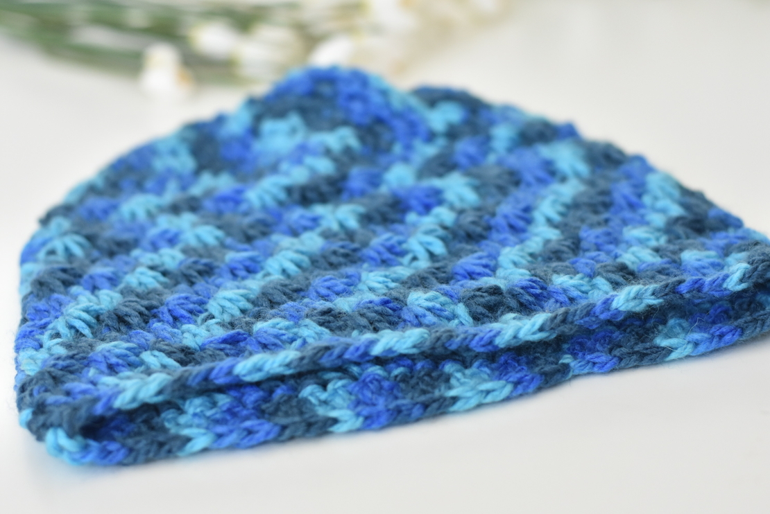 Ръчно изплетена шапка, носеща цвят и настроение „Звезда“