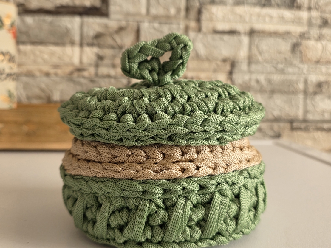 Елегантна Плетена Кутия с Капак-Организация с Душа и Стил!