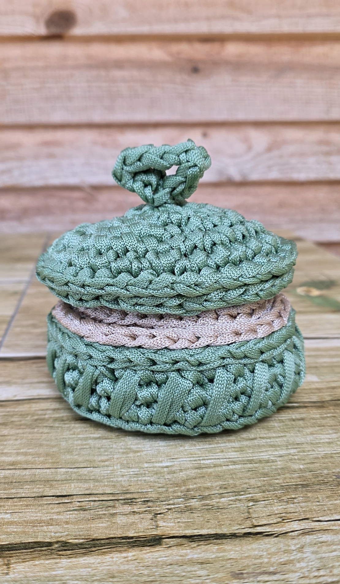 Елегантна Плетена Кутия с Капак-Организация с Душа и Стил!