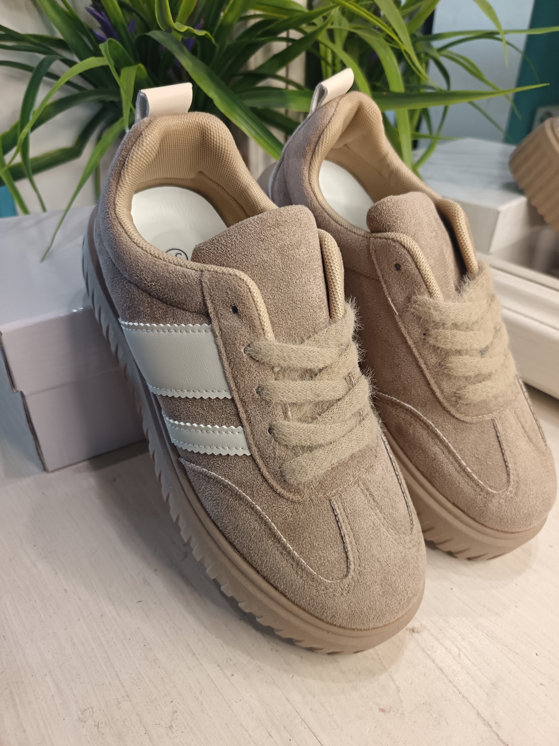 Дамски сникърси от еко велур с пухкави връзки