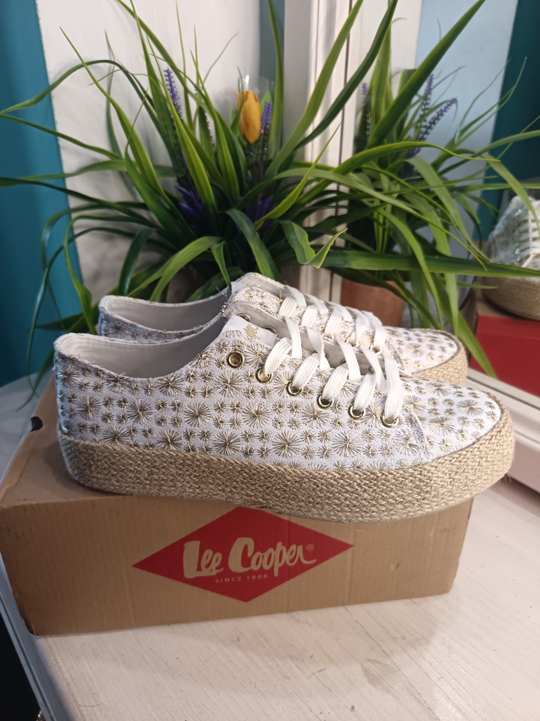 Дамски текстилни кецове със златна бродерия на Lee Cooper