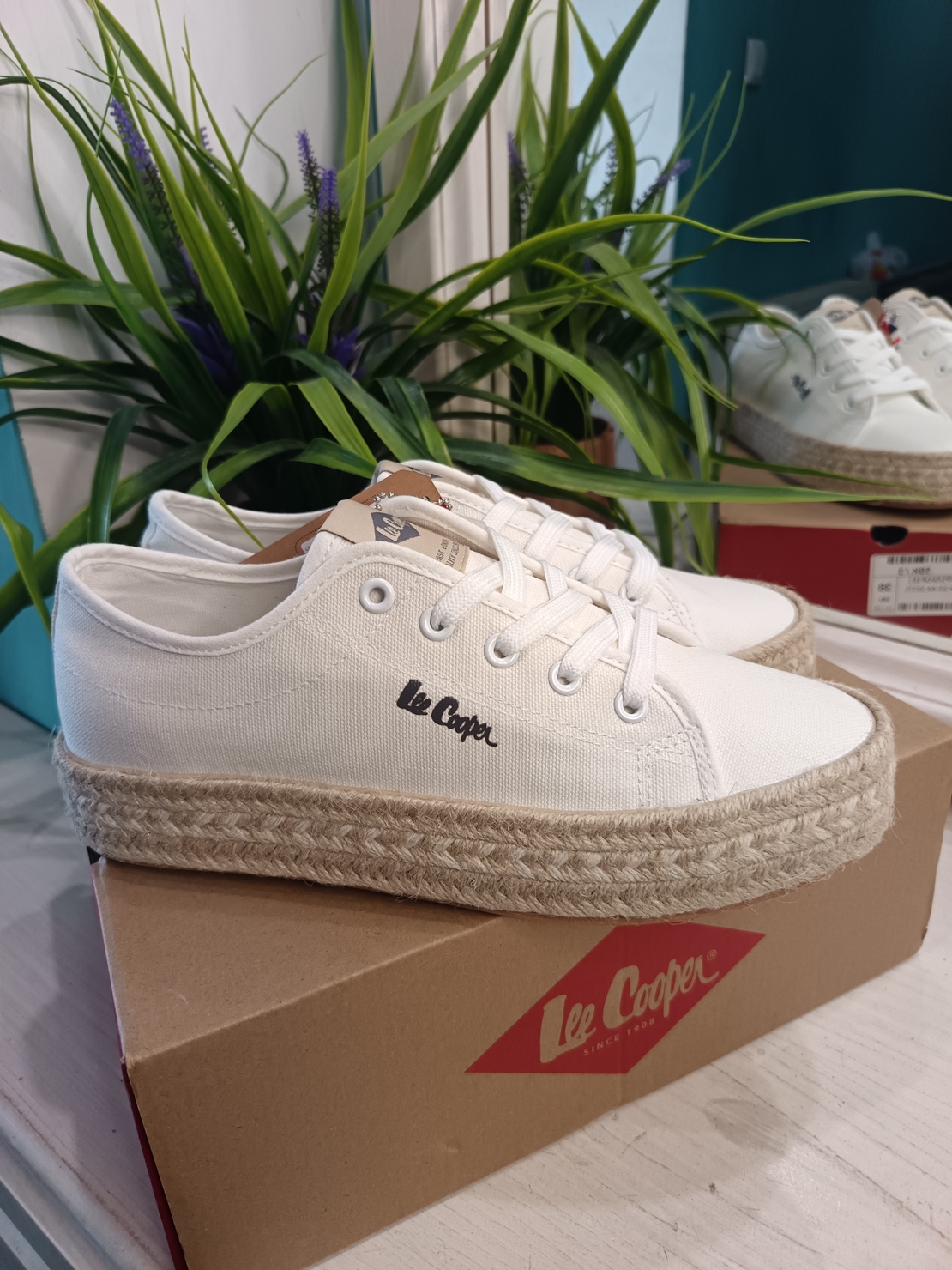 Дамски текстилни кецове с плитка на подметката от Lee Cooper