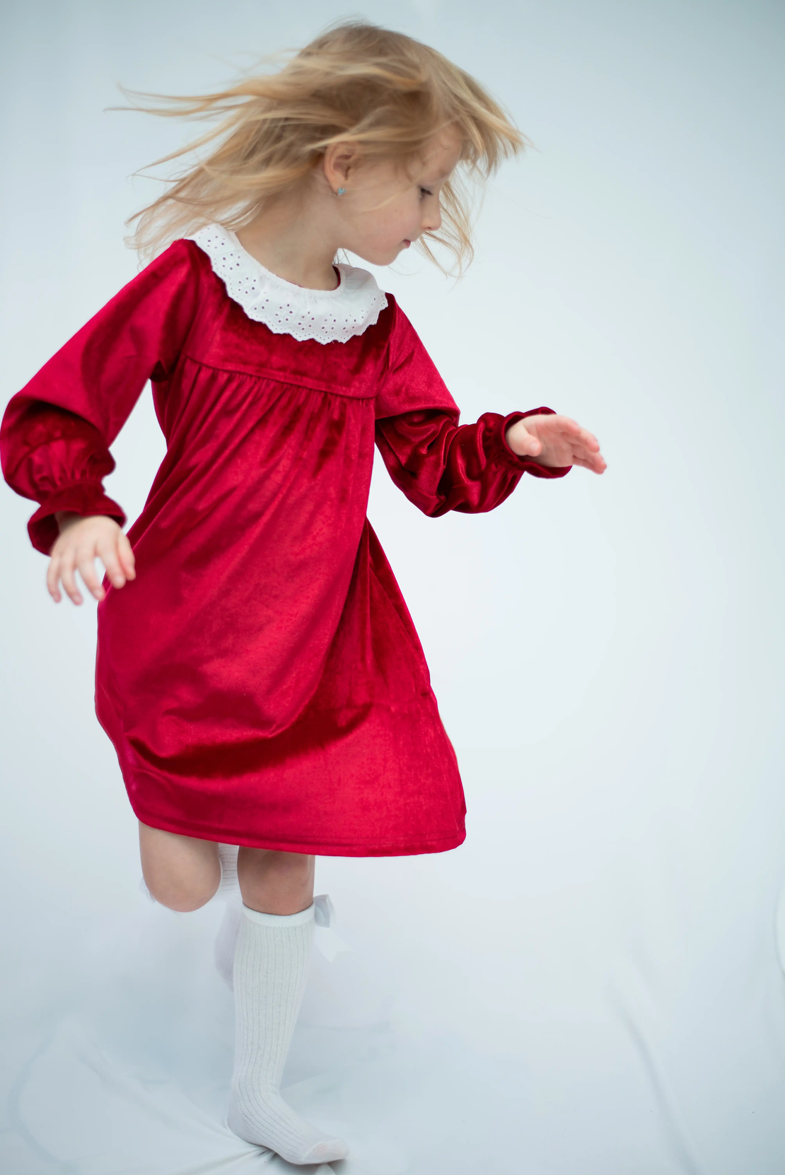 Кадифена рокля в червено