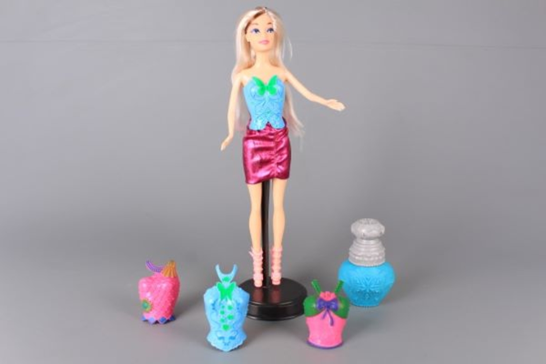 Кукла с блузки сменящи цвета си