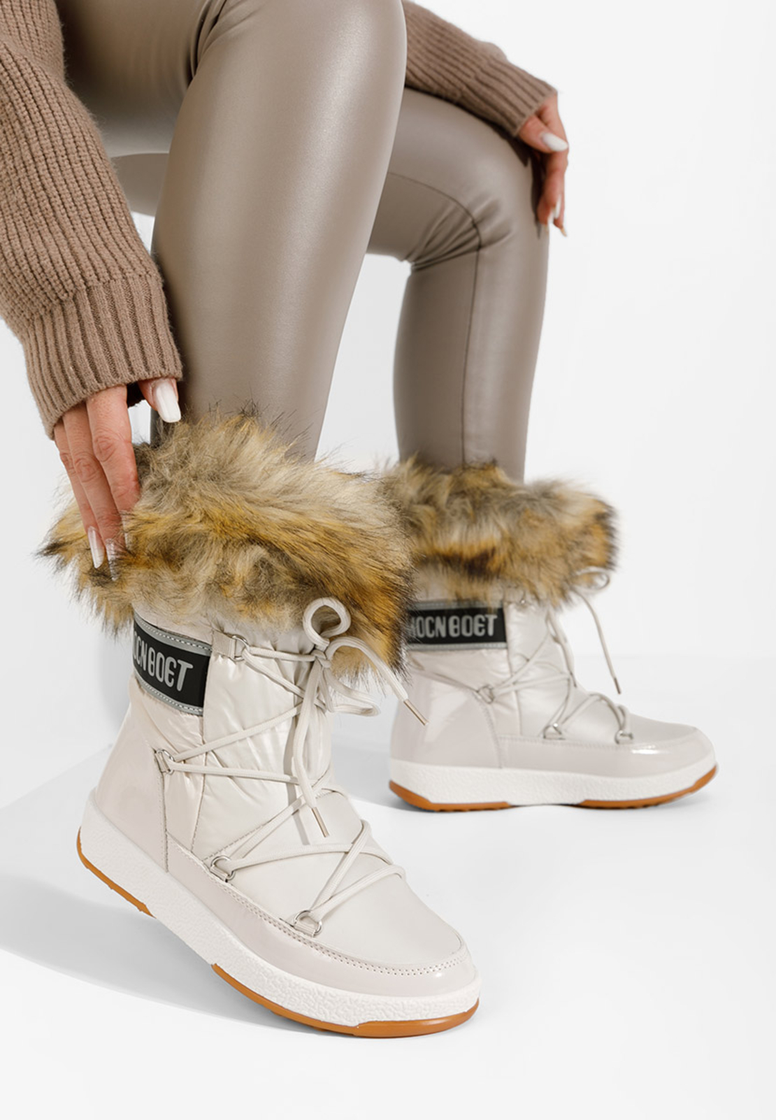 Дамски бежови апрески с пух модел: FF-58 beige
