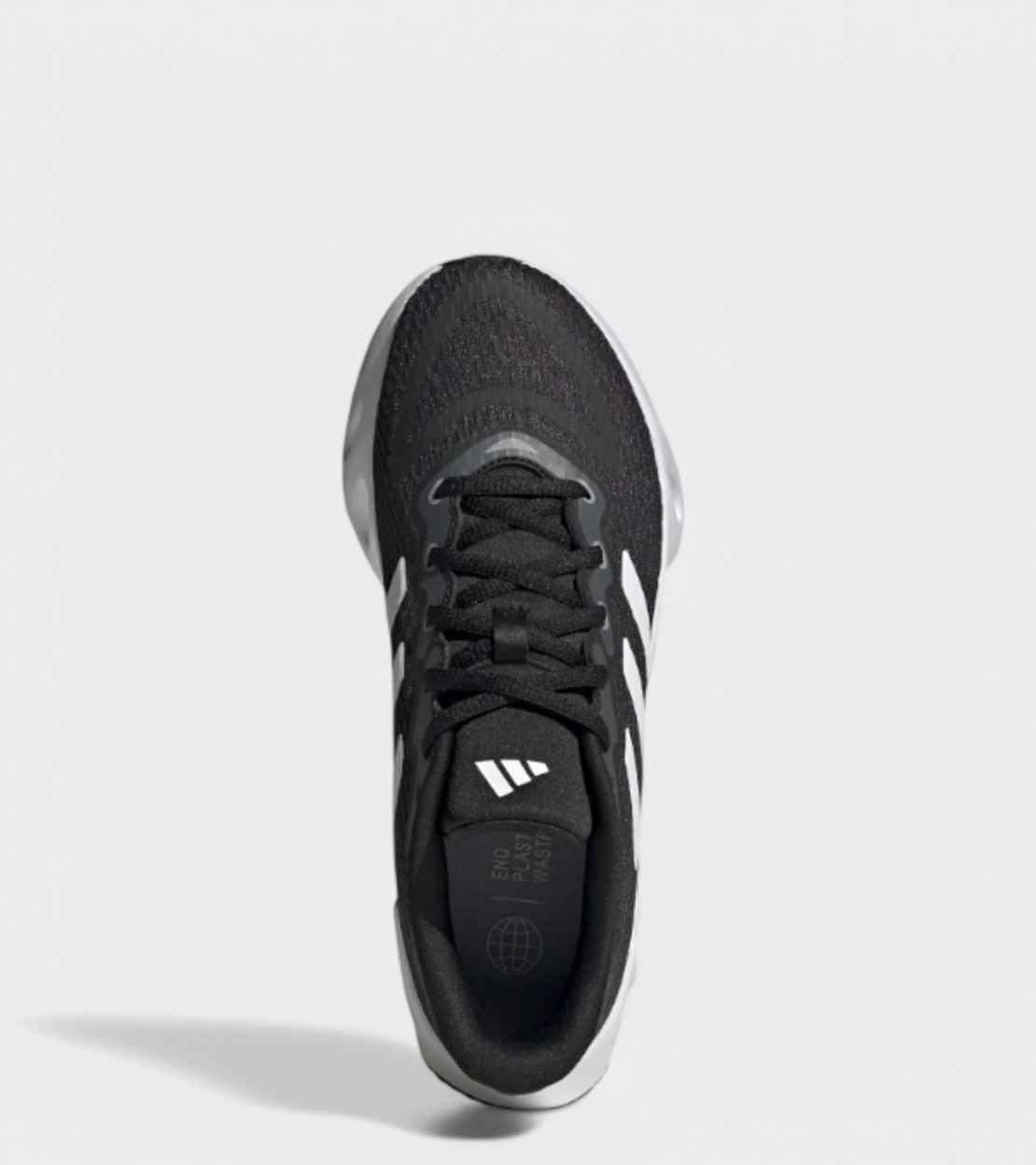 Мъжки спортни маратонки в черно и бяло Adidas Switch Run M