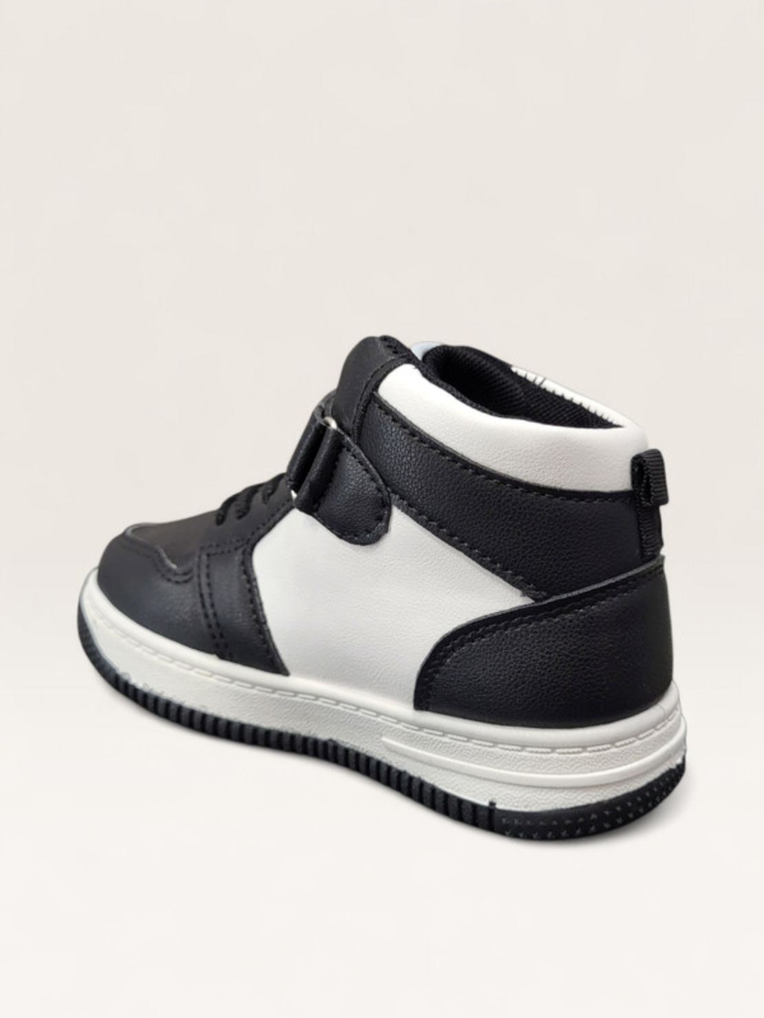 Високи детски кецове в черно и бяло с лепенка P693 black/white