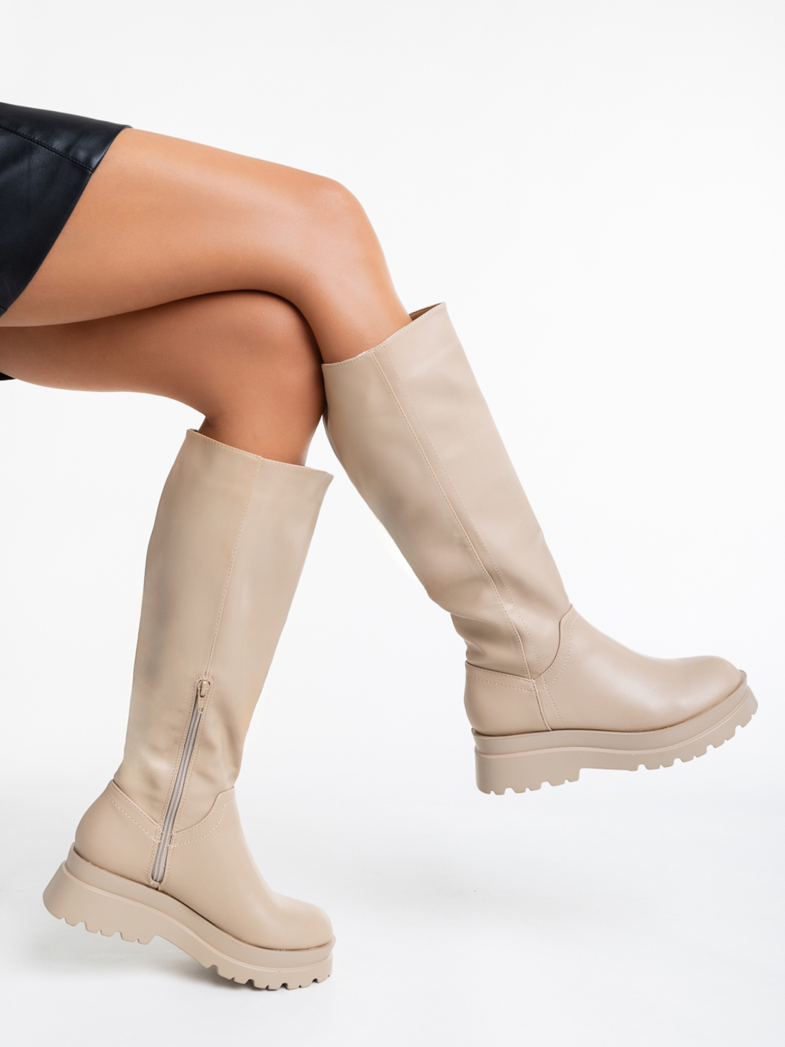 Дамски ботуши в бежов цвят модел: 2А-1503 beige