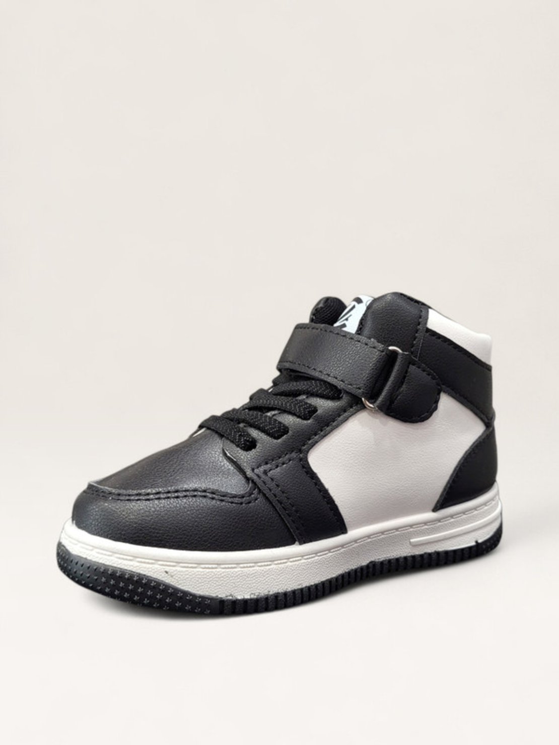 Високи детски кецове в черно и бяло с лепенка P693 black/white