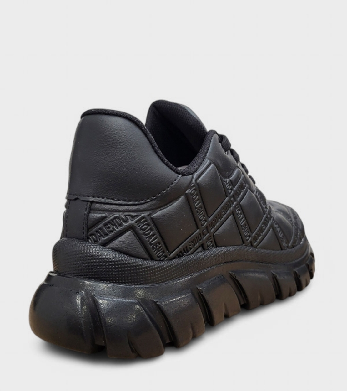 Дамски черни маратонки релефни елементи 890 black