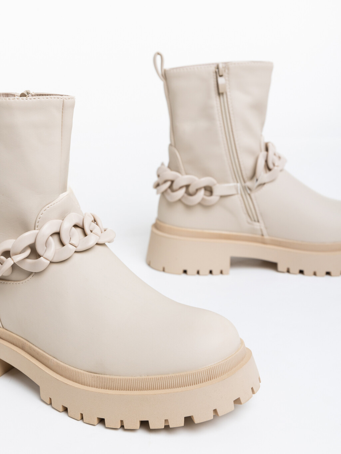 Дамски модни боти в бежов цвят със синджир модел: U9AX96030-1 beige