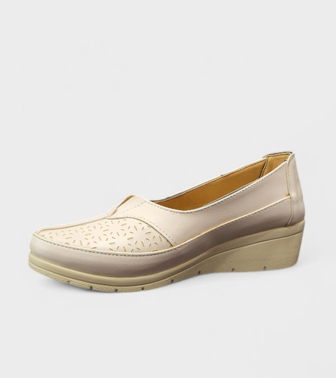 Дамски обувки с лека платформа в бежов цвят 1825 beige