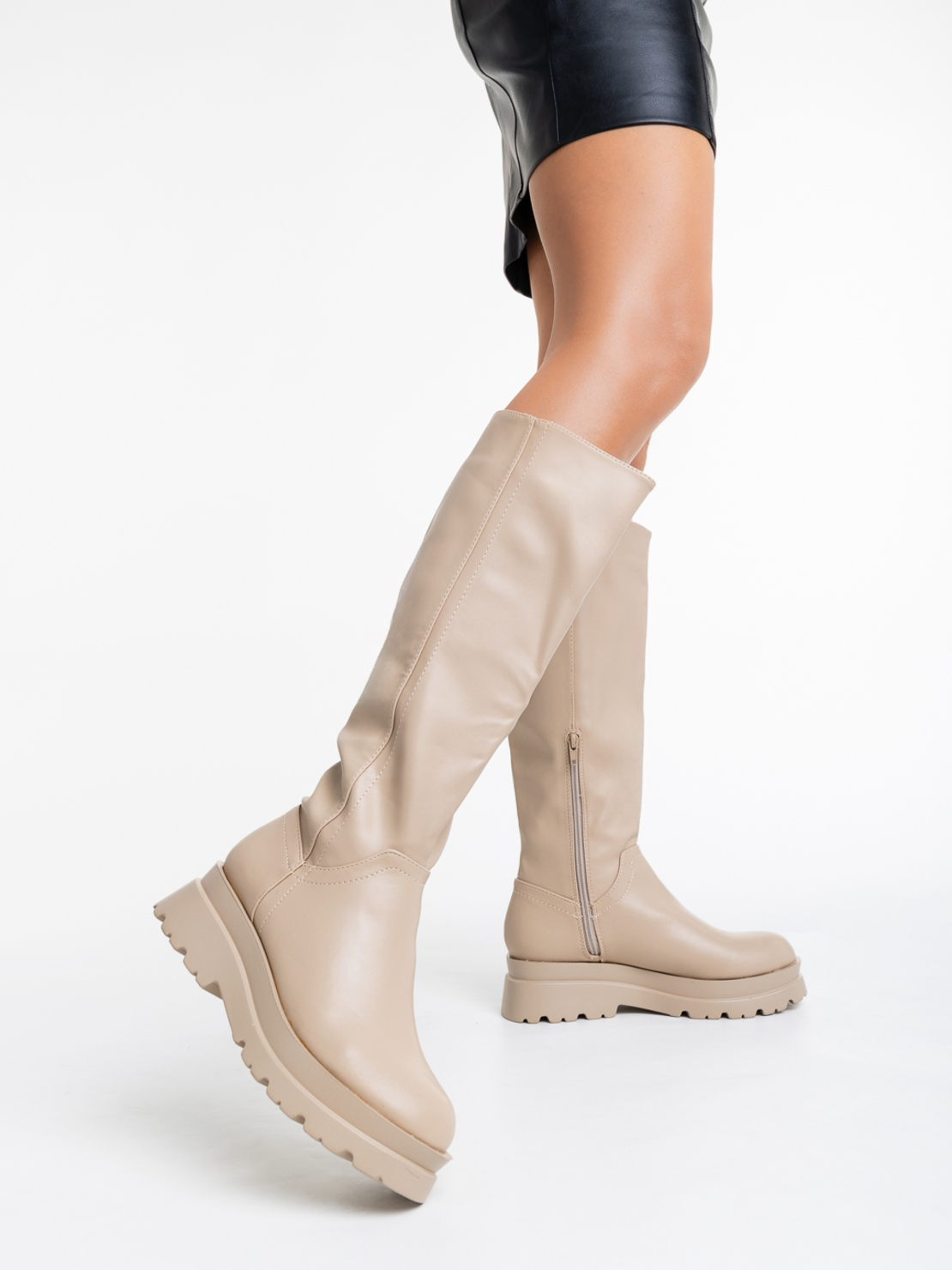 Дамски ботуши в бежов цвят модел: 2А-1503 beige