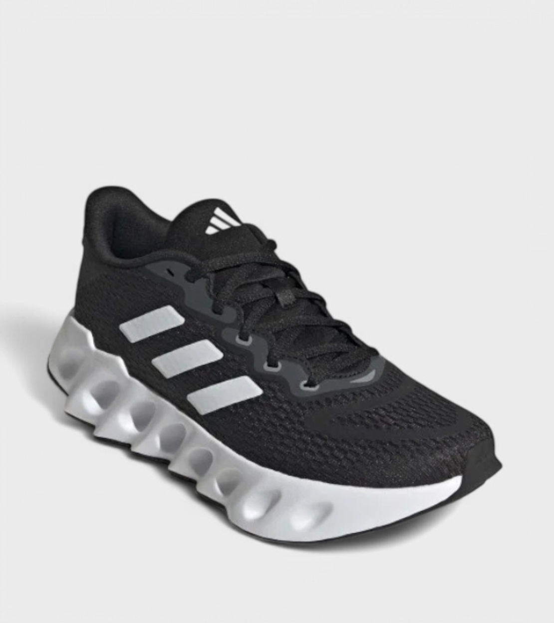 Мъжки спортни маратонки в черно и бяло Adidas Switch Run M