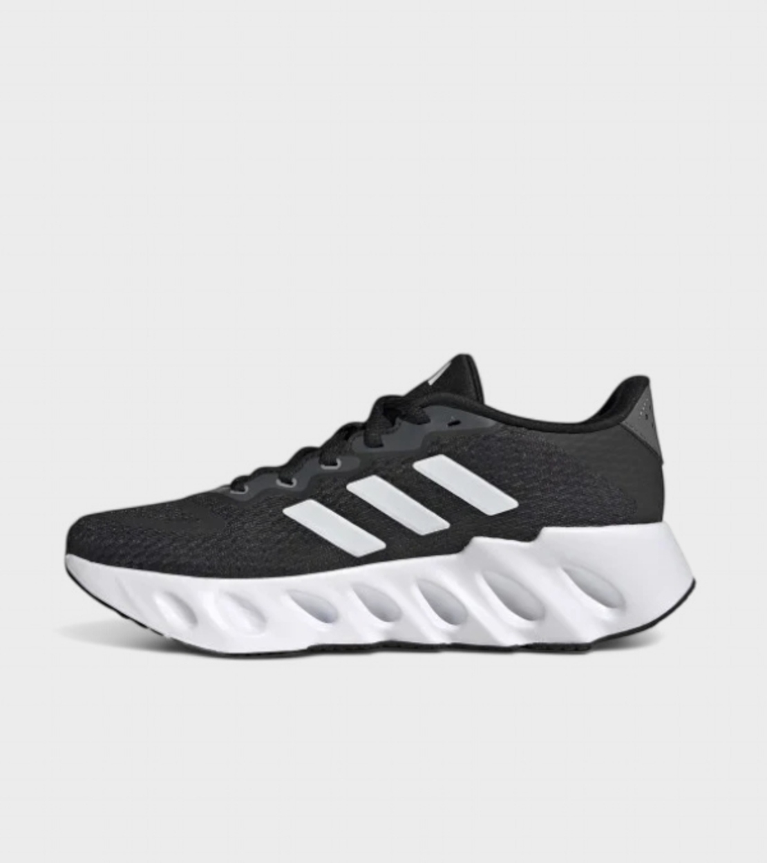 Мъжки спортни маратонки в черно и бяло Adidas Switch Run M