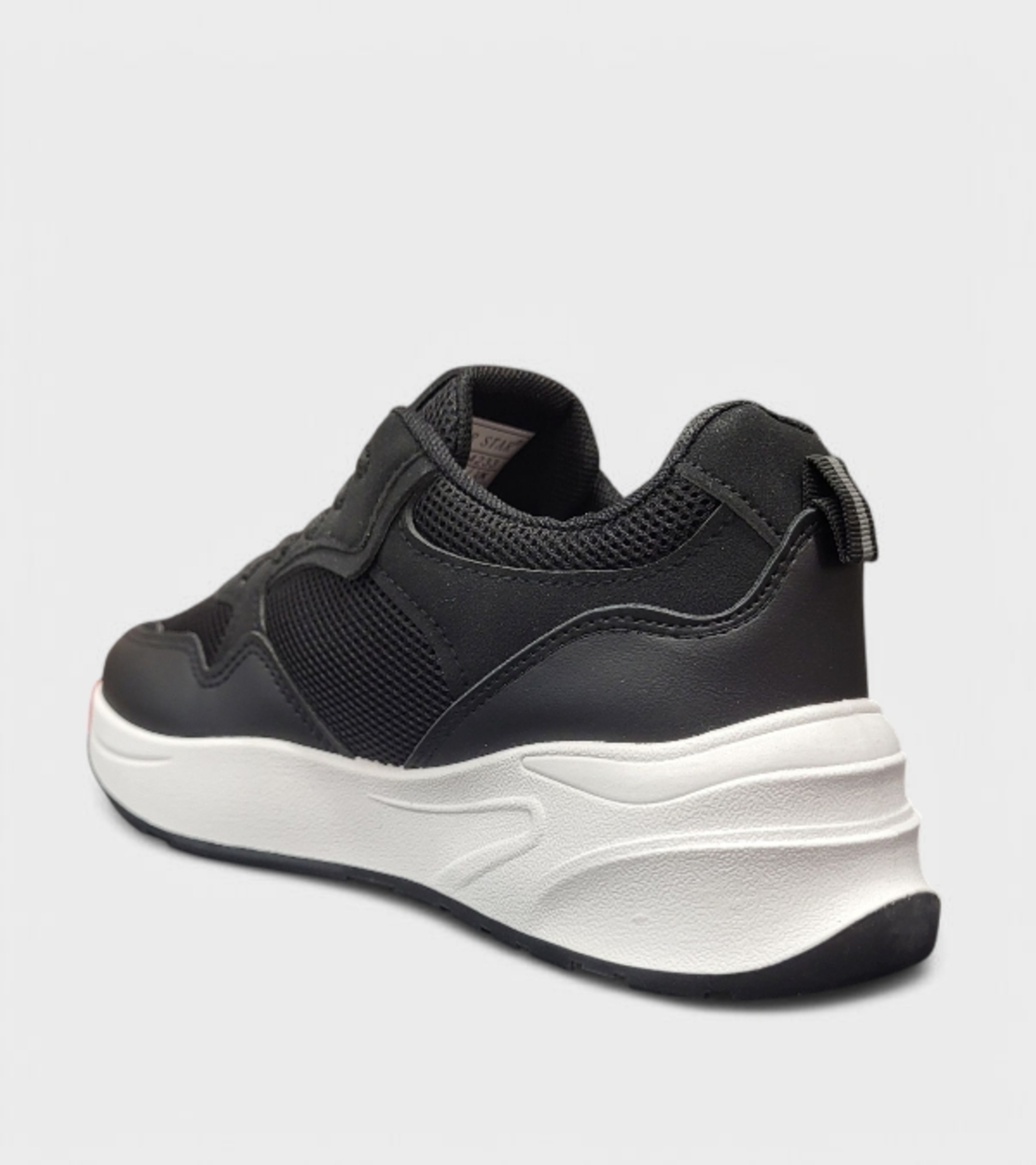 Дамски маратонки с в черен цвят с бяла подметка W014233 black