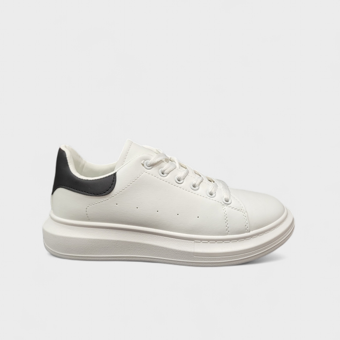 Мъжки бели кецове с равна подметка D-6 white/black