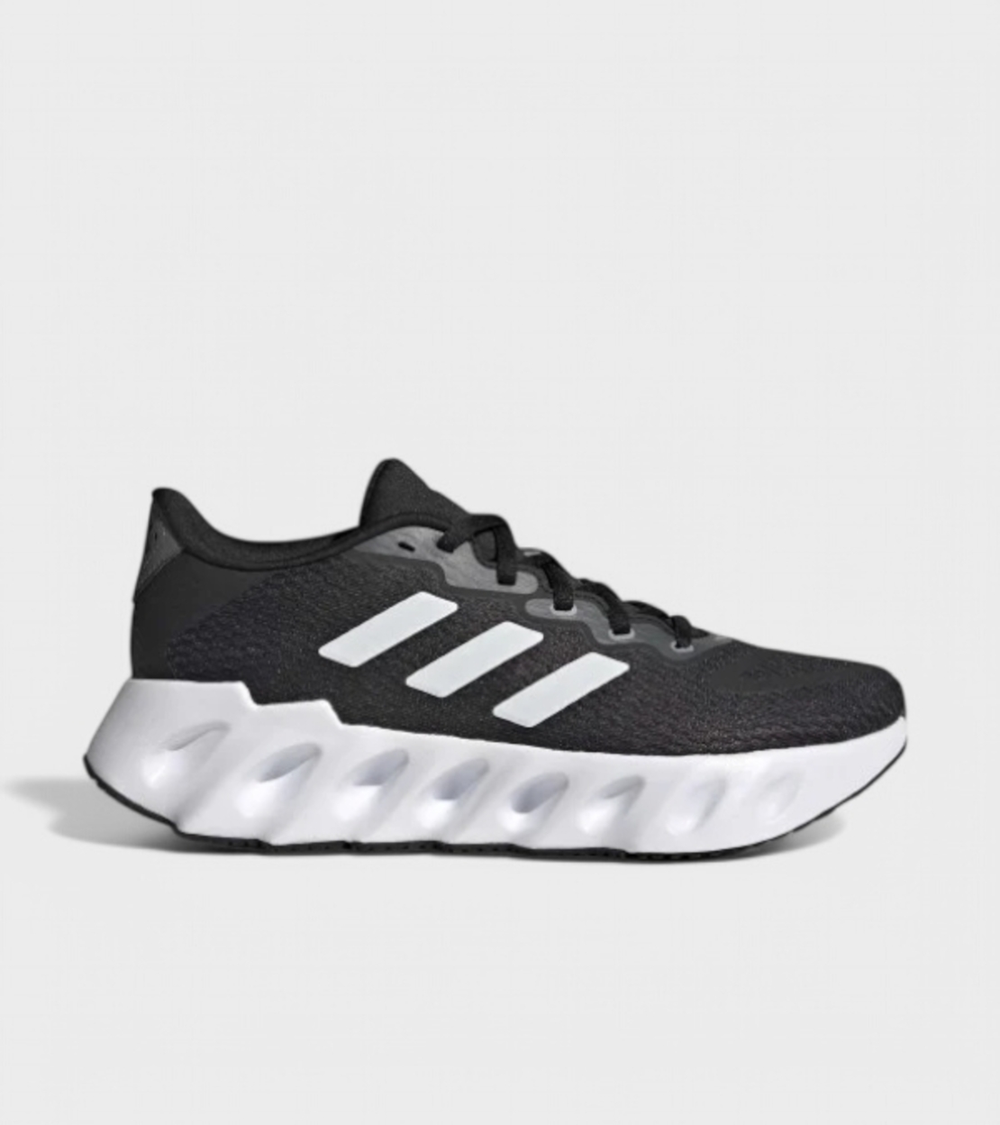 Мъжки спортни маратонки в черно и бяло Adidas Switch Run M