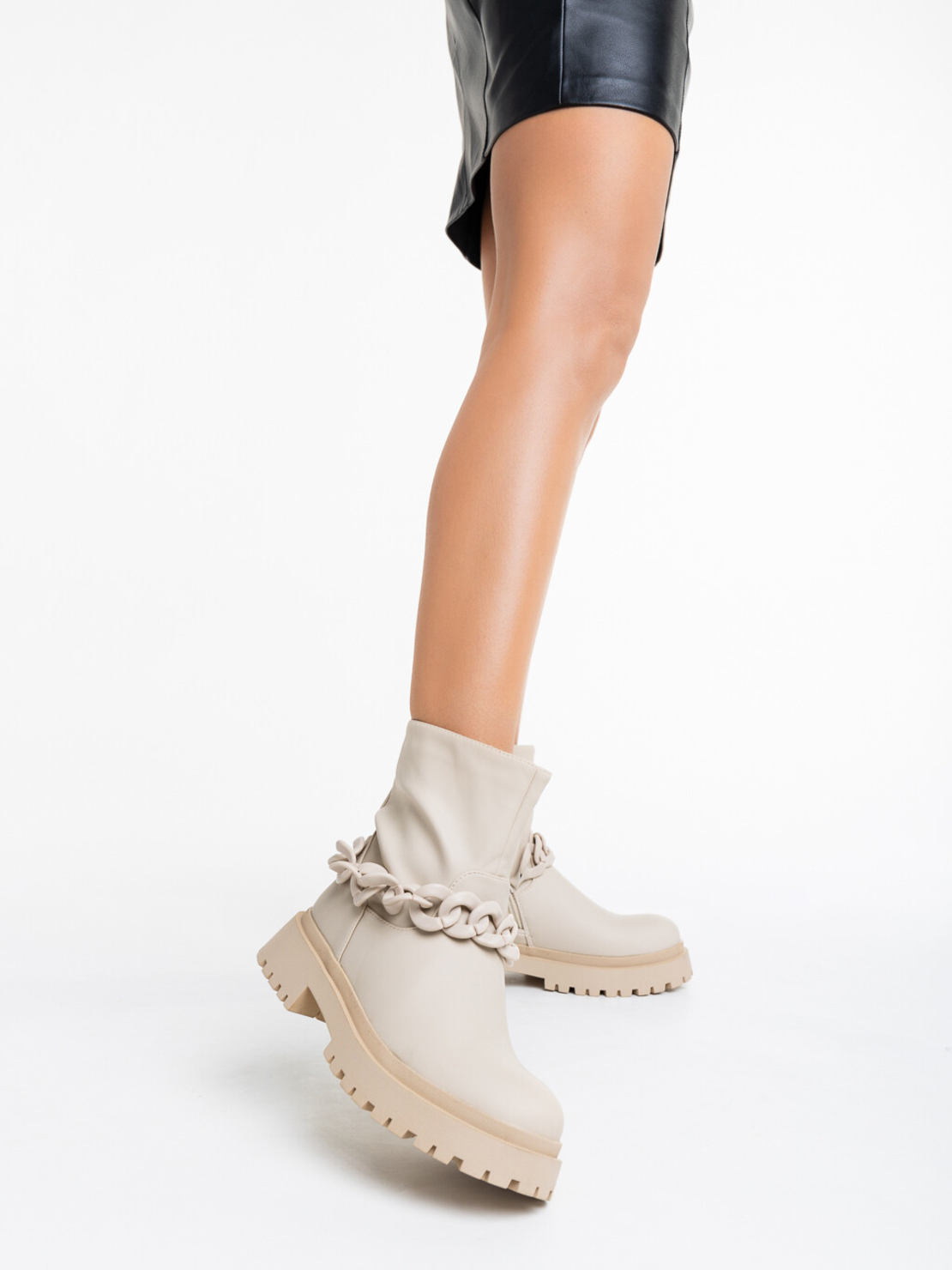 Дамски модни боти в бежов цвят със синджир модел: U9AX96030-1 beige