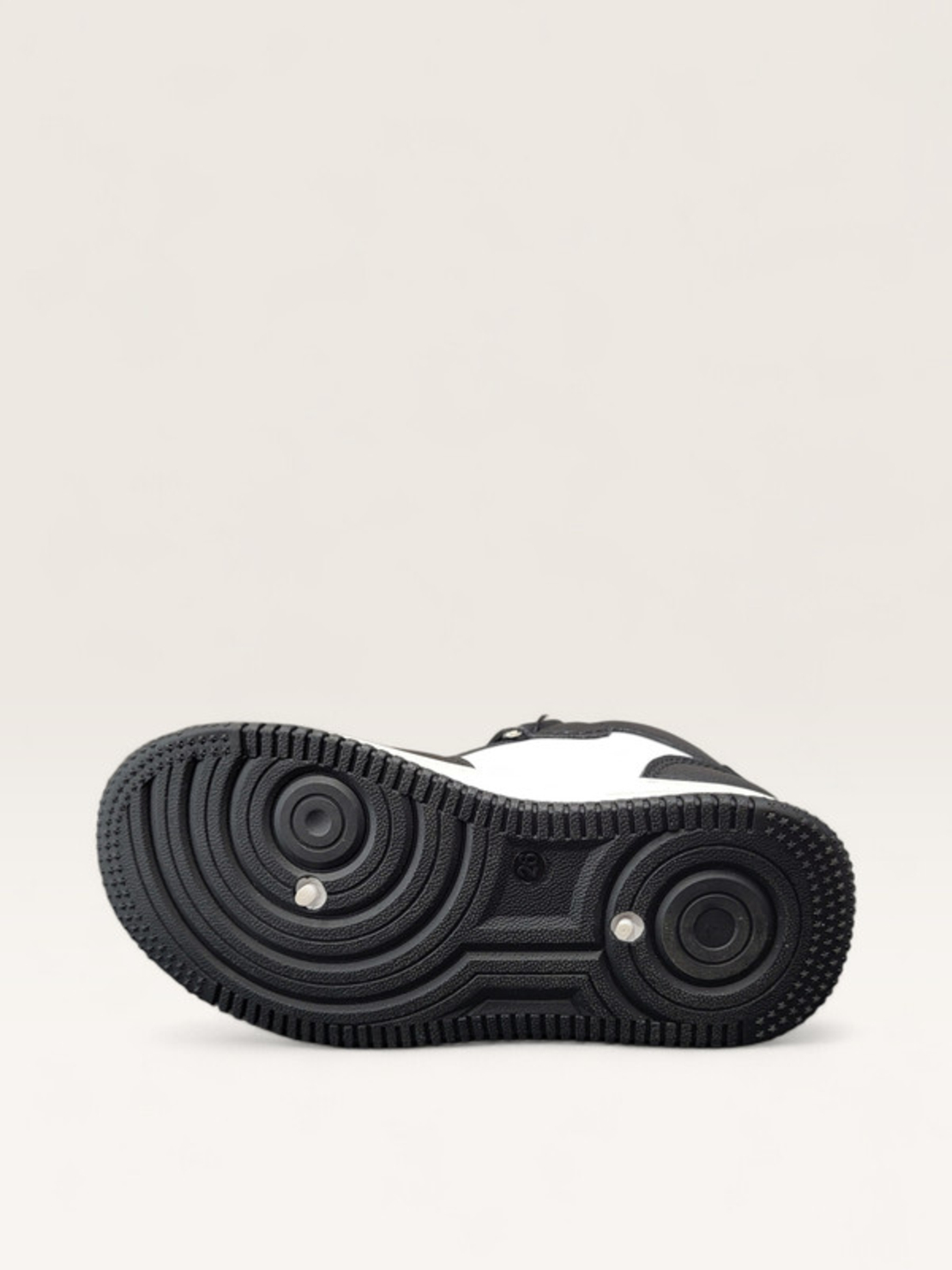 Високи детски кецове в черно и бяло с лепенка P693 black/white