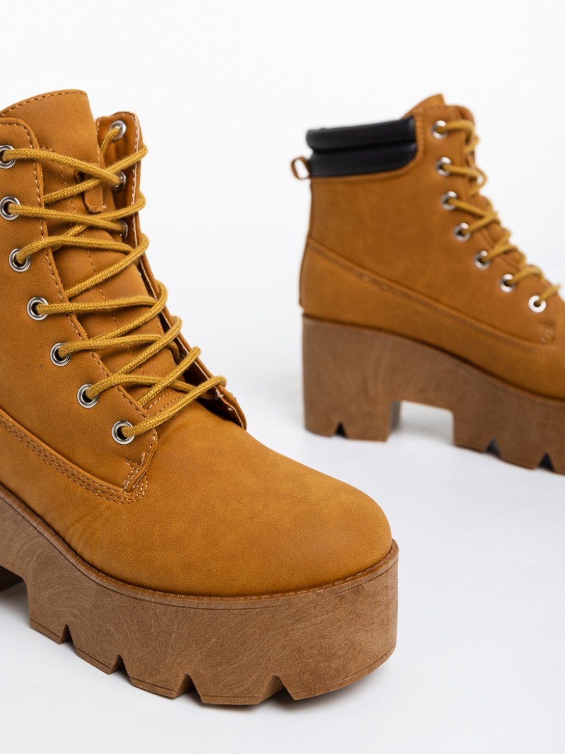 Модни дамски боти на платформа в кафяв цвят модел: HD02 Camel