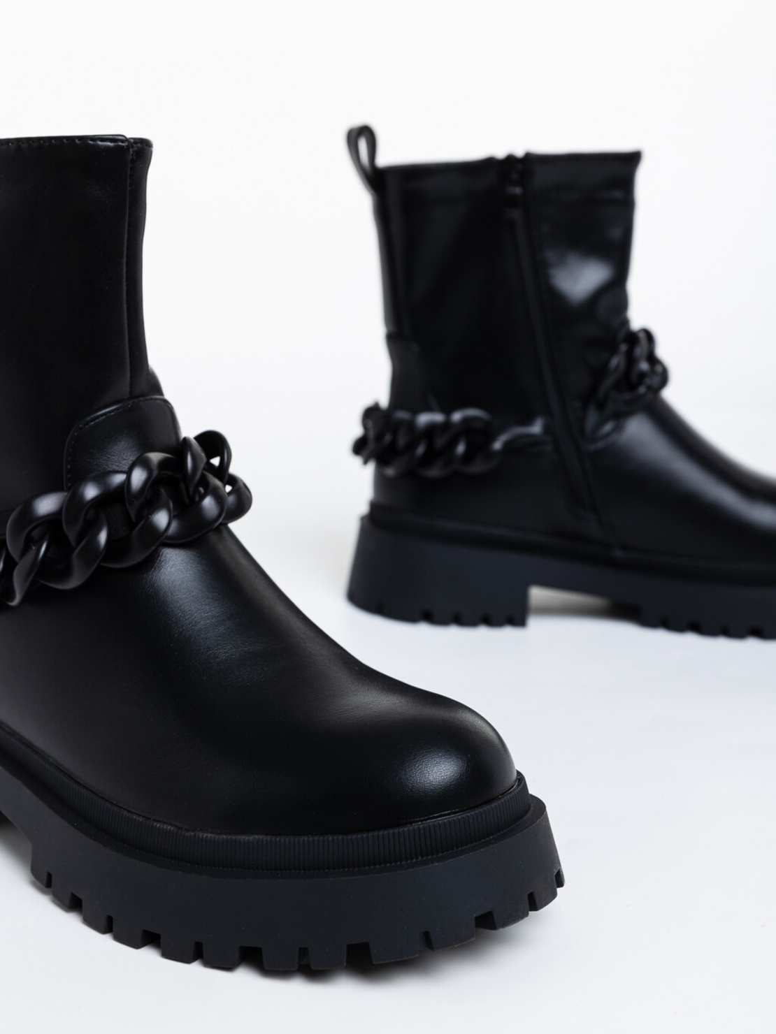Дамски модни боти в черен цвят със синджир модел: U9AX96030-1 black