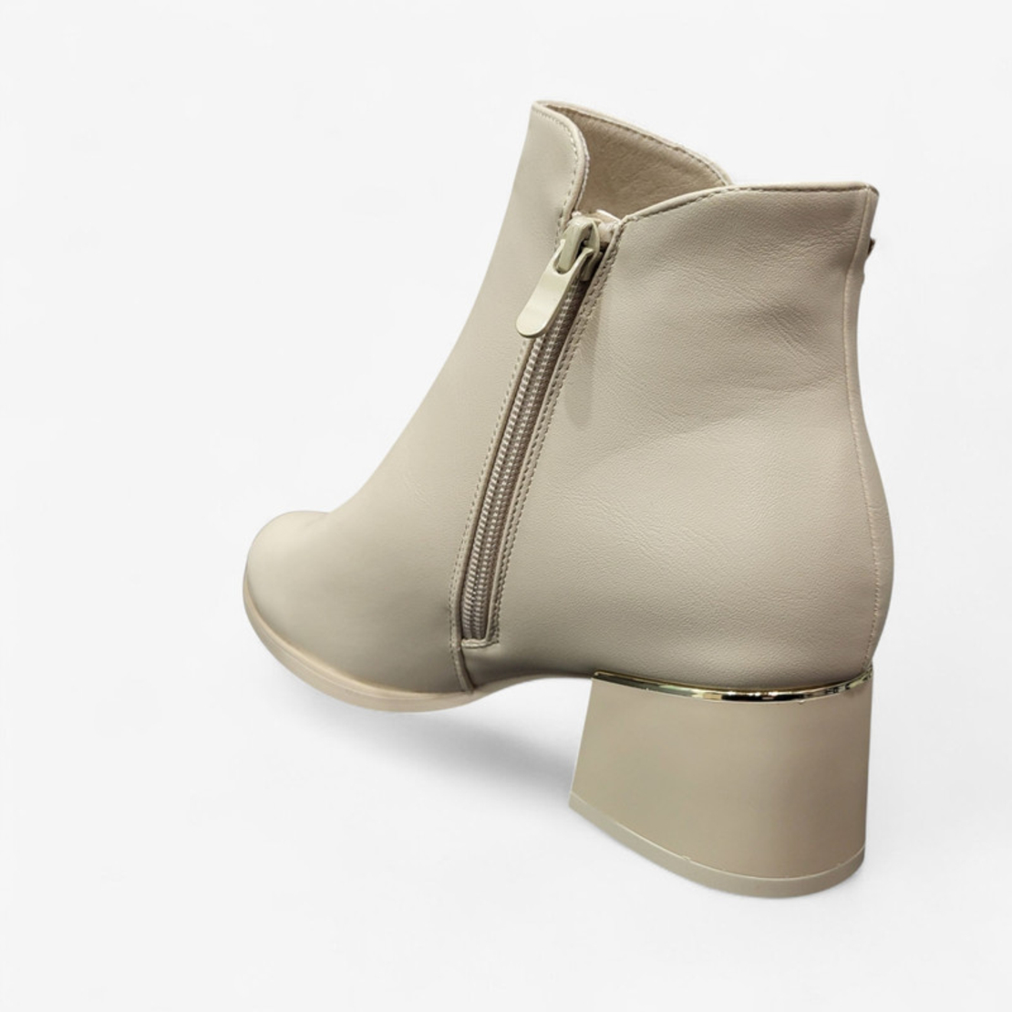 Дамски елегантни боти на ток в бежово B4162-2 beige