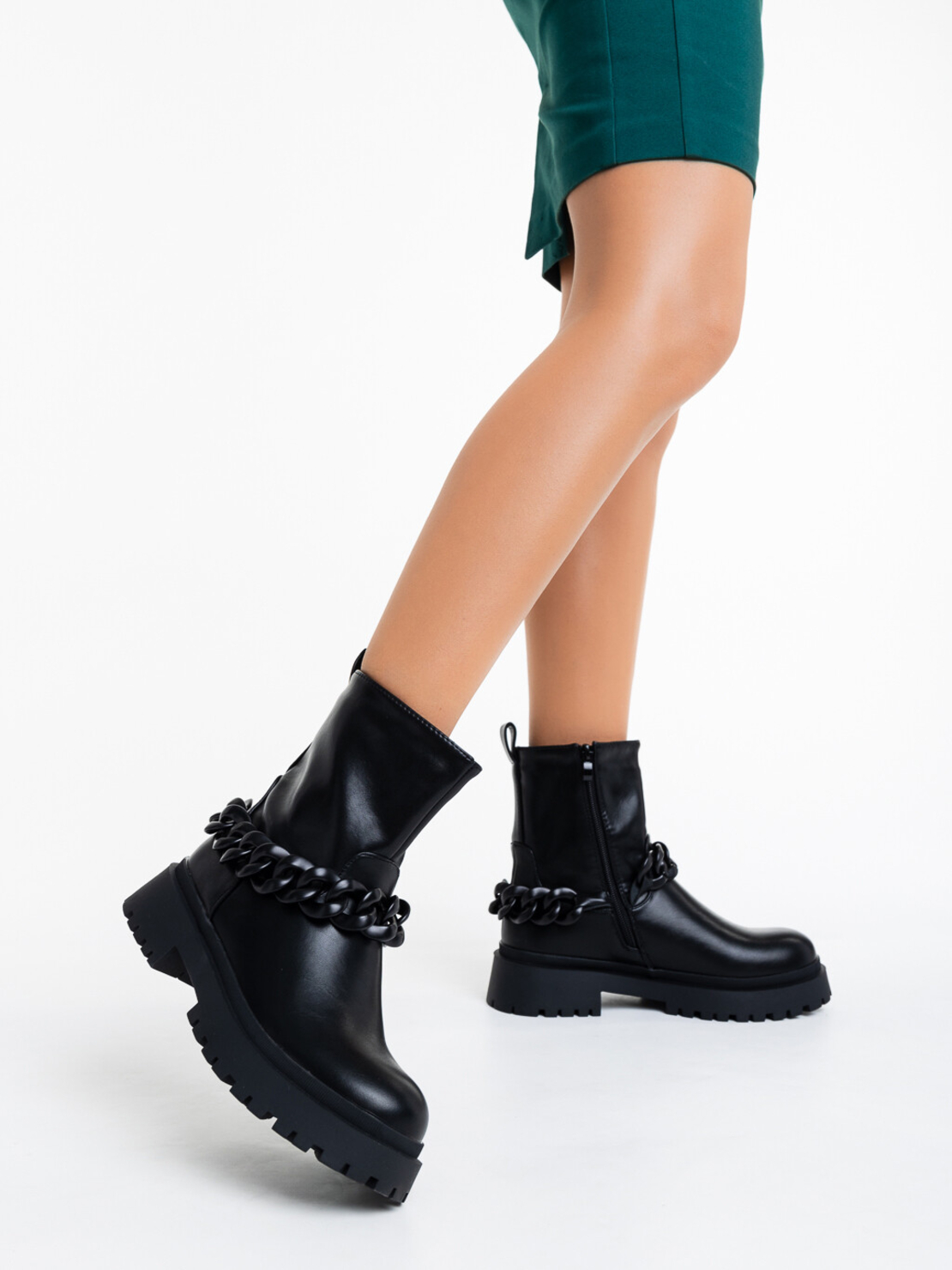 Дамски модни боти в черен цвят със синджир модел: U9AX96030-1 black
