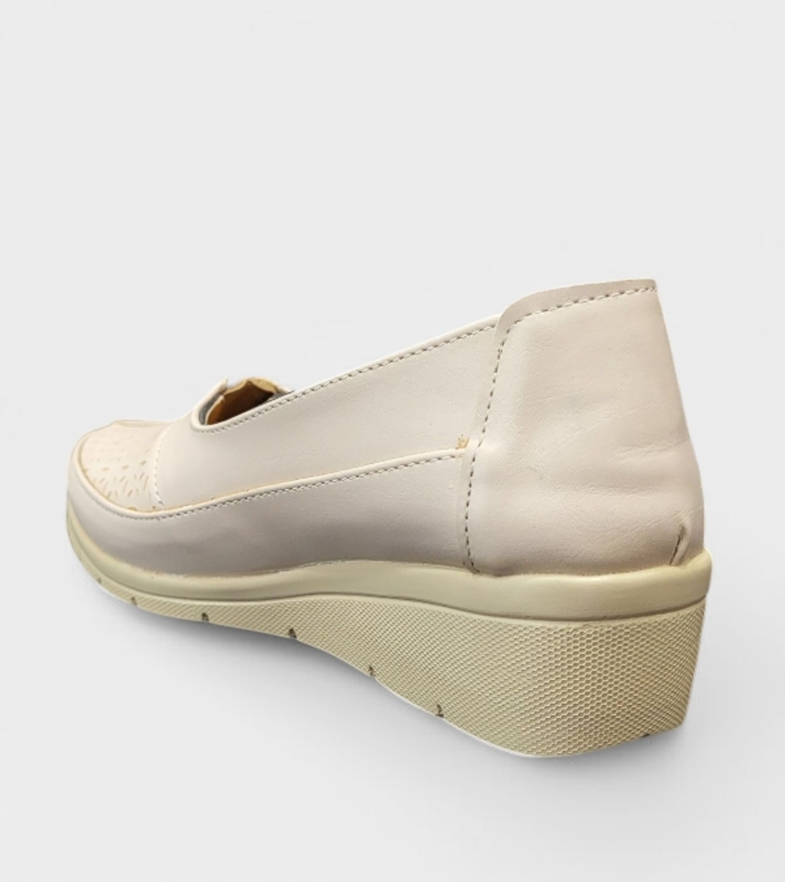 Дамски обувки с лека платформа в бежов цвят 1825 beige