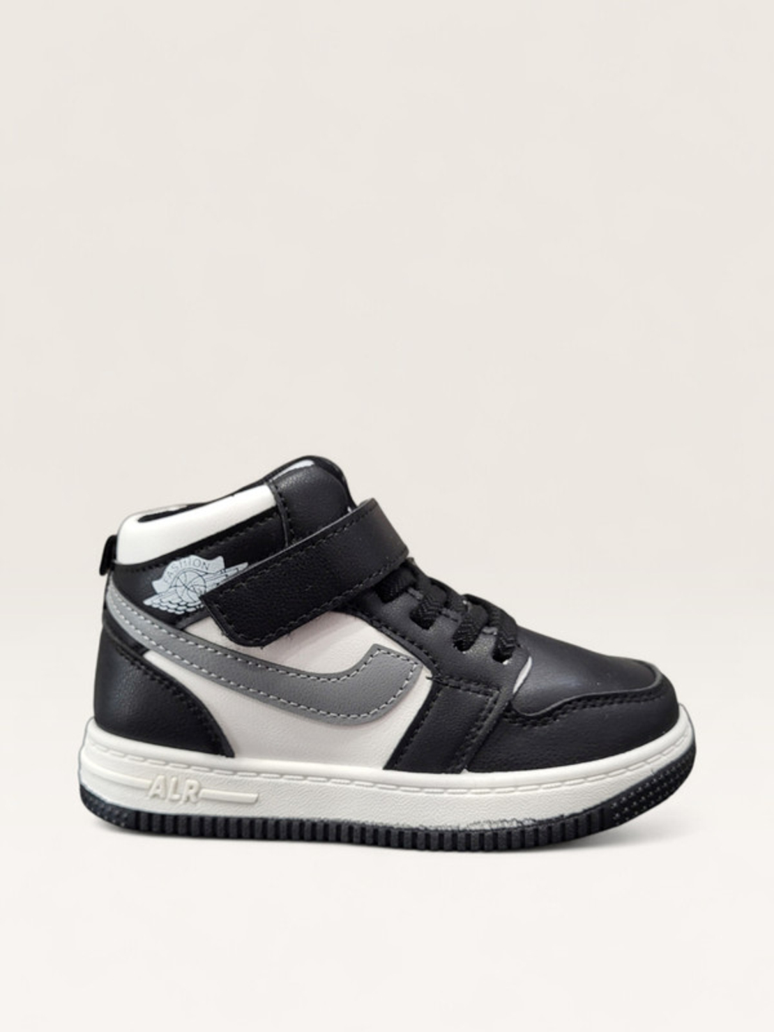 Високи детски кецове в черно и бяло с лепенка P693 black/white