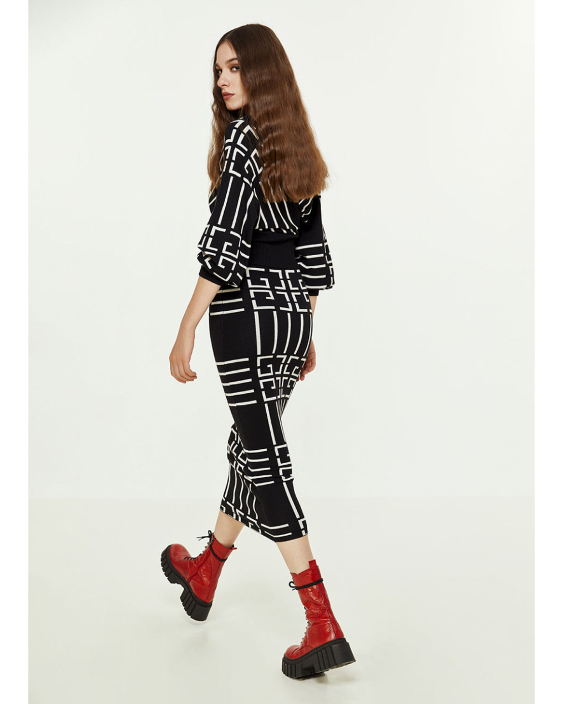 Knit midi skirt with geometric pattern