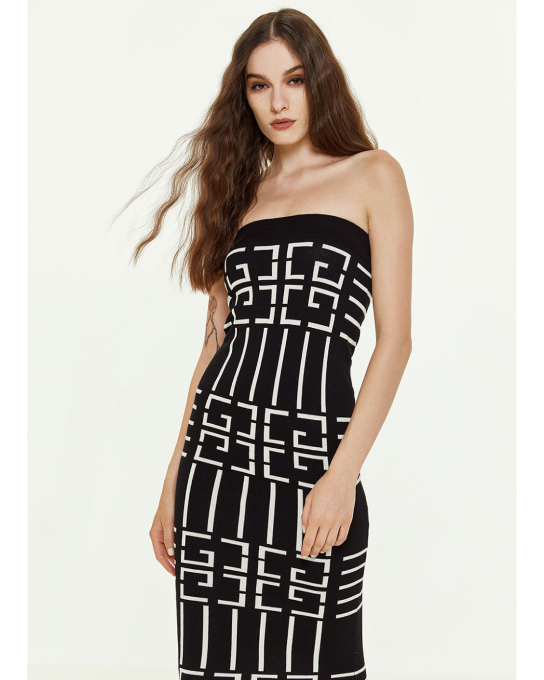 Knit midi skirt with geometric pattern